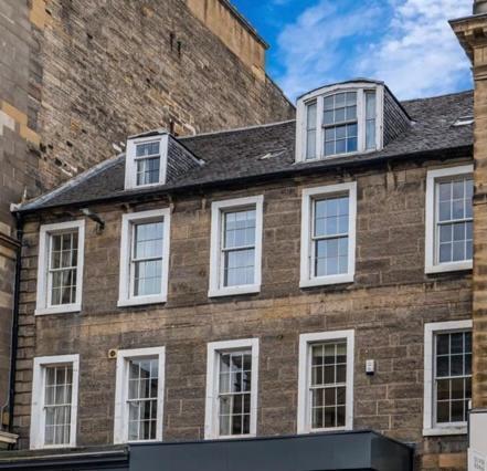 Righ - Luxurious Centre Three Bedroom EDI