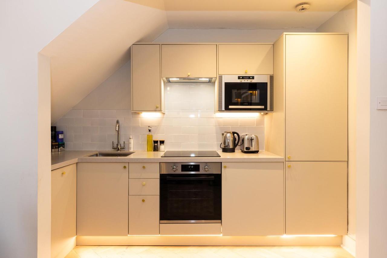 Righ - Luxurious Centre Three Bedroom EDI