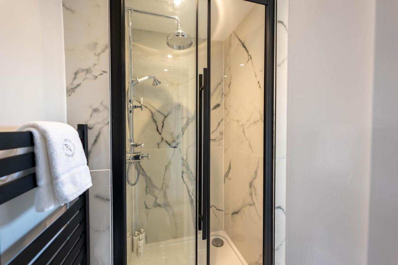 Righ - Luxurious Centre Three Bedroom * EDI