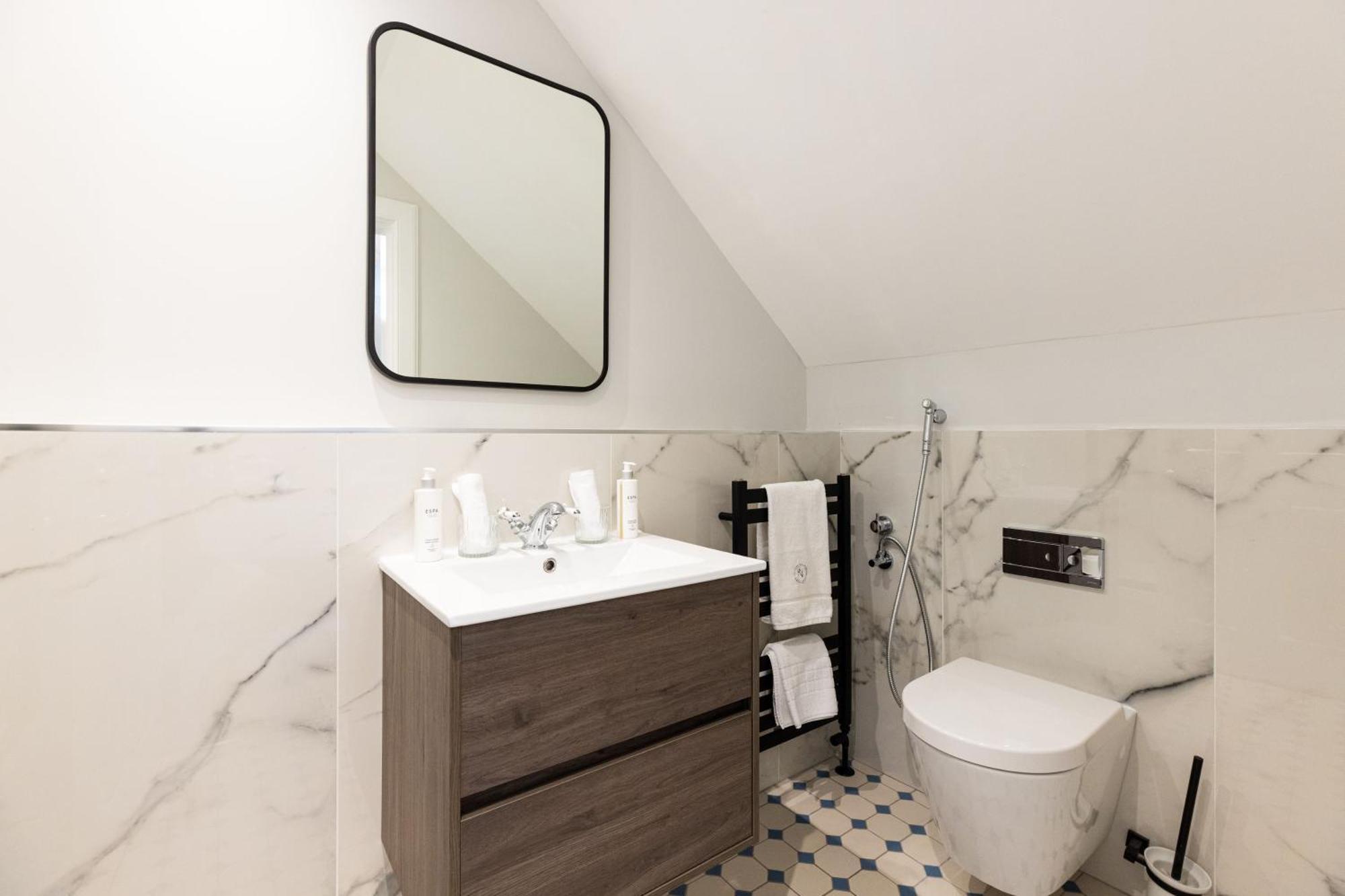 Righ - Luxurious Centre Three Bedroom * EDI