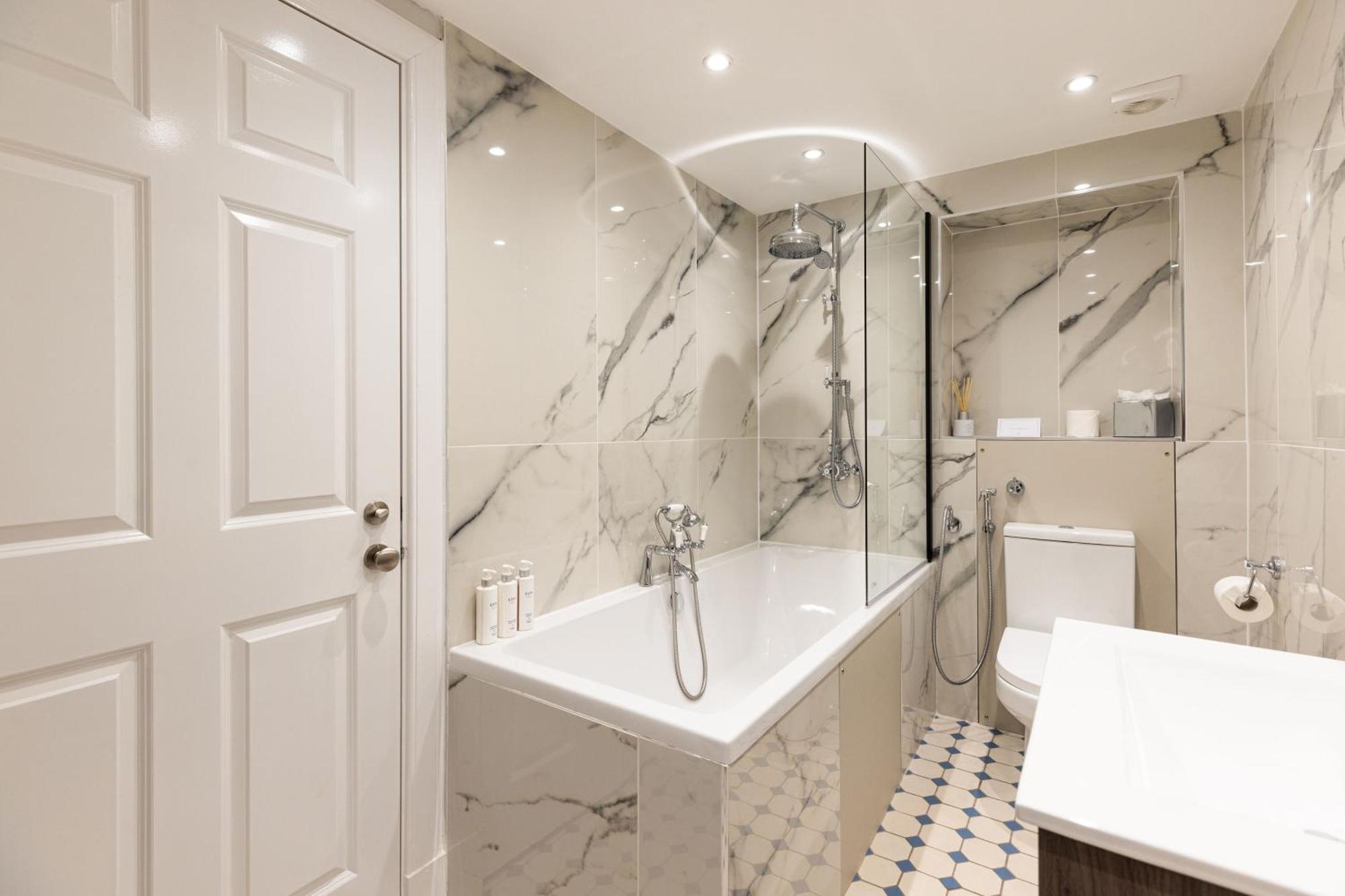 Righ - Luxurious Centre Three Bedroom EDI