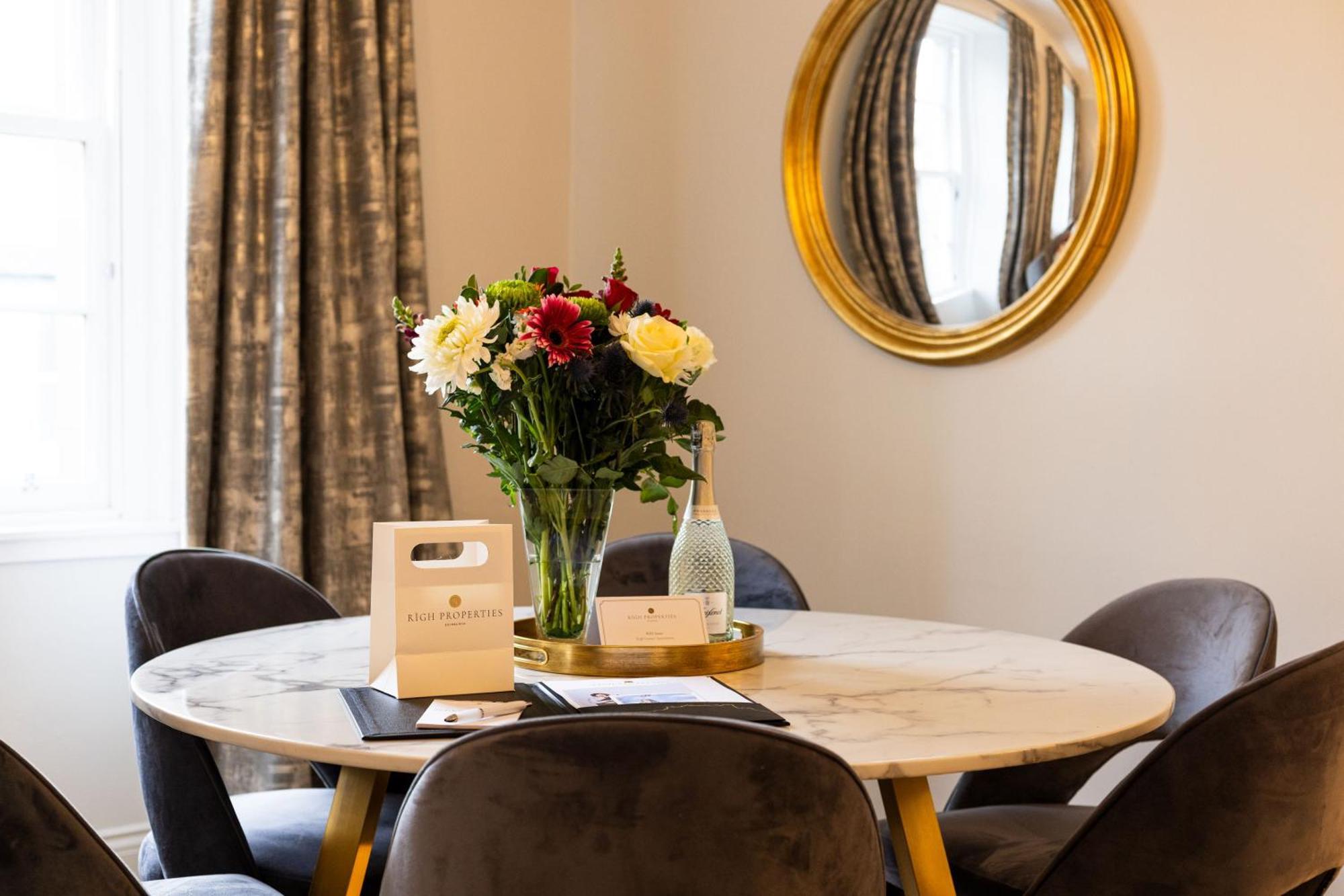 Righ - Luxurious Centre Three Bedroom Appartement *